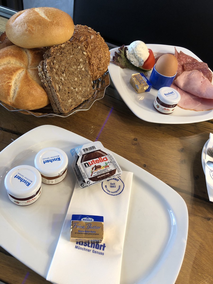 MatthewSnow777's tweet photo. Jetzt falle ich gleich über @KevinAlpha100 Frühstück her! #rischart https://t.co/pGyjNNsk1o
