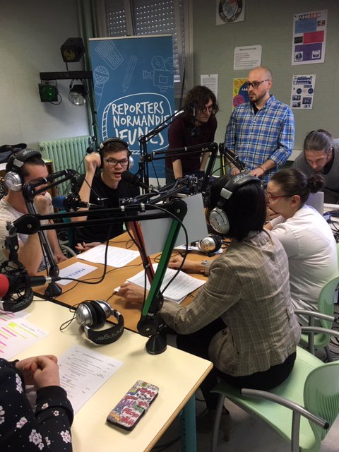 lycdoisneaustlo's tweet photo. Grosse affluence au studio radio, les sections du #CAPCSHCR et du #CAPJardinierpaysagiste présentent leurs projets @EUErasmusPlus à Porto https://t.co/okejtZ14vf