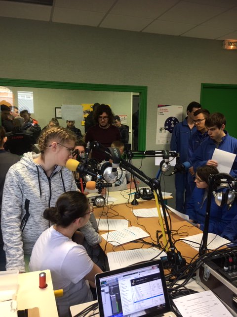 lycdoisneaustlo's tweet photo. Grosse affluence au studio radio, les sections du #CAPCSHCR et du #CAPJardinierpaysagiste présentent leurs projets @EUErasmusPlus à Porto https://t.co/okejtZ14vf