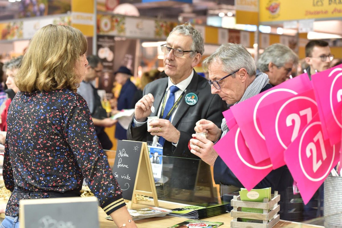 EureenNormandie's tweet photo. [ #SIA2019 ]
Comme David Beckham, le président du Département @LehongrePascal déguste les yaourts «La ferme des peupliers» 🥛 
Venez déguster vous aussi sur le stand de l’Eure les produits laitiers de la ferme au @Salondelagri #fierdetreeurois 🧺 https://t.co/av79znmgEK