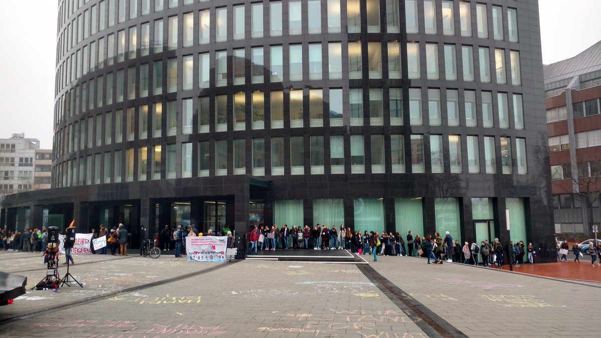 #FridaysForFuture 237 handgezählte Teilnehmer beim Umringen des RWE Tower. Grossartig!
