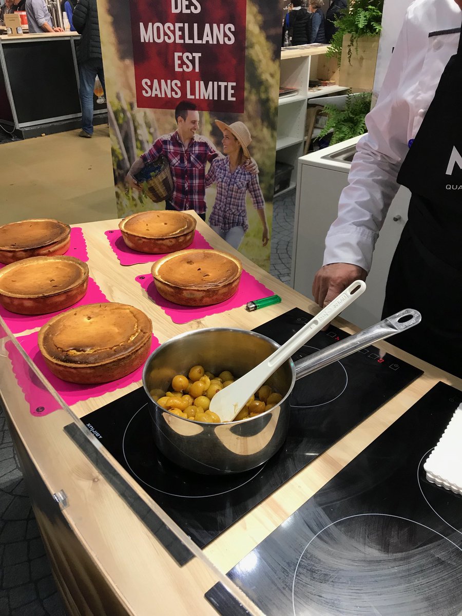 MoselleCD57's tweet photo. [Sur un nuage ☁️]
Thierry Hommel, chef pâtissier #MOSL, prépare une tarte au fromage blanc aux mirabelles flambées 100% Moselle sous le regard bienveillant de ⁦@MatOBocusedOr⁩ et de #Patrick Weiten
#miam #bonappetit #goumandise
⁦@MoselleSL⁩ https://t.co/NApmbgpZFe