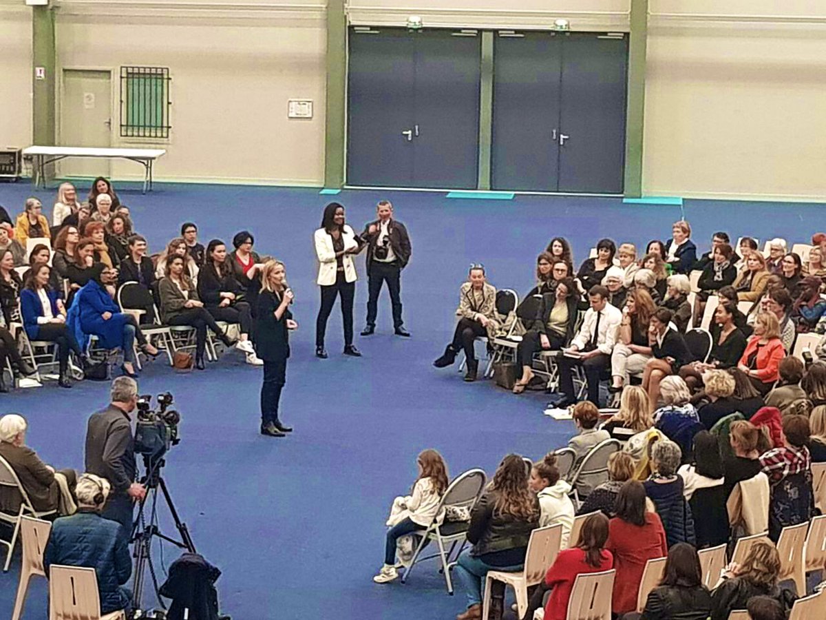 BCouillard33's tweet photo. Un magnifique moment d’échanges entre les femmes et Le Président de la République @EmmanuelMacron à #Pessac hier soir. 
Un Président à l’écoute qui a une nouvelle fois montré son engagement pour l’#EgaliteFH, grande cause du quinquennat. @MarleneSchiappa #GrandDébatAuFéminin https://t.co/QwuBEkhaYy