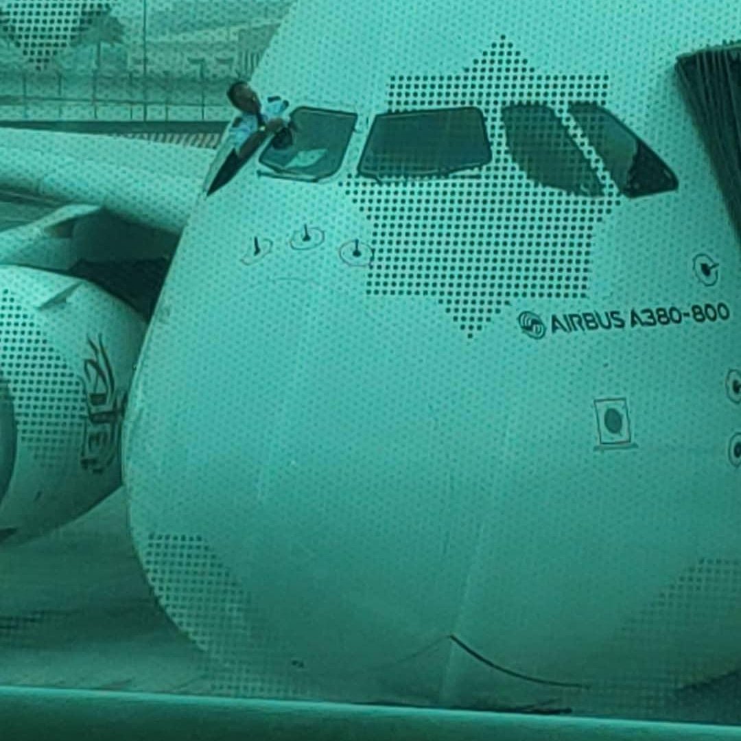 bigjeff75's tweet photo. #emirates #EK143 is my flight delay due to the pilot not being able to see where he is going 😉🙈 https://t.co/cTub6YIzyh