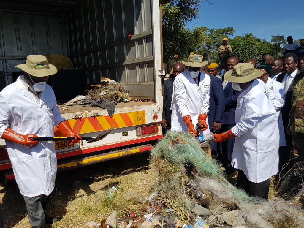 ZtaUpdates's tweet photo. #MenAtWork! H.E. @edmnangagwa together with Hon VP CDGN Chiwenga &amp; Hon VP K Mohadi clean up dirt retrieved from #LakeChivero. 
#MyEnvironmentMyPride #MyEnvironmentMyHome 
#CleapUpFriday #CleanCities https://t.co/4nwTghxVxX