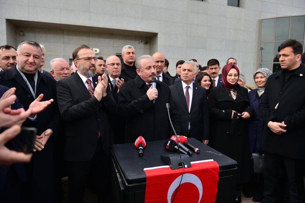 TBMMresmi's tweet photo. TBMM Başkanı Mustafa Şentop, TBMM Başkanı olduktan sonra ilk ziyaretini memleketi Tekirdağ’a gerçekleştirdi.

Tekirdağ - Çorlu Havaalanı’nda kendisini karşılayan Tekirdağlılara hitap eden TBMM Başkanı Şentop, vatandaşları selamladı ve vatandaşlara teşekkür etti. https://t.co/ePnKv7S0wz