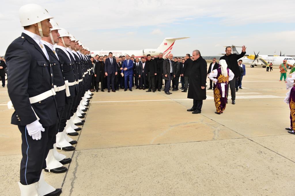 TBMMresmi's tweet photo. TBMM Başkanı Mustafa Şentop, TBMM Başkanı olduktan sonra ilk ziyaretini memleketi Tekirdağ’a gerçekleştirdi.

Tekirdağ - Çorlu Havaalanı’nda kendisini karşılayan Tekirdağlılara hitap eden TBMM Başkanı Şentop, vatandaşları selamladı ve vatandaşlara teşekkür etti. https://t.co/ePnKv7S0wz