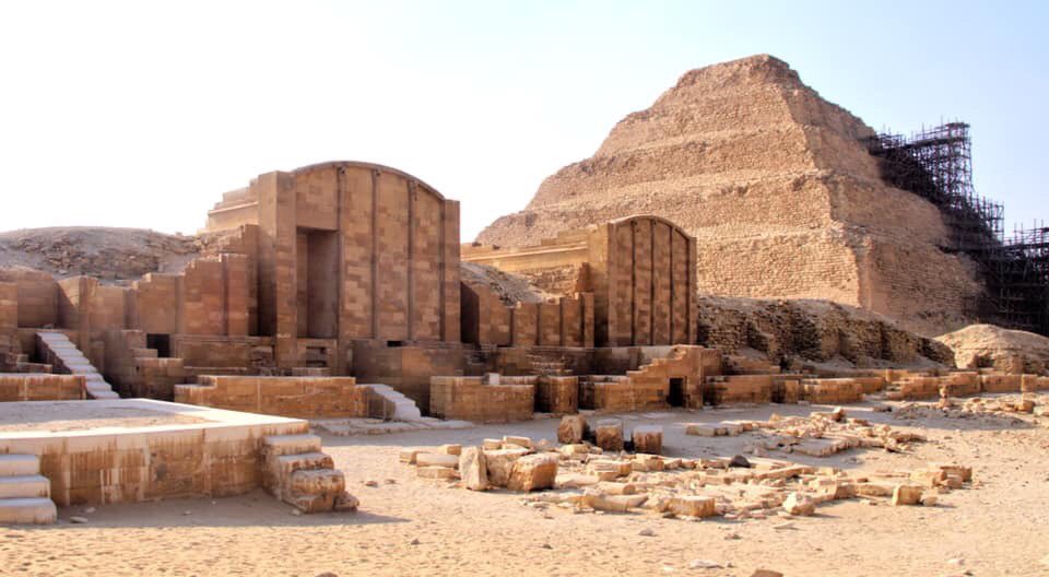 megiptu's tweet photo. Saqqara es el emplazamiento de la necrópolis principal de la ciudad de Menfis, en la ribera occidental del rio Nilo, situada a unos 30 km de El Cairo y 17 de la ciudad de Giza. Funcional desdel año 3050 a. C. hasta el año 540 d. C. 
Fuente: Historia de Egipto en Imágenes. https://t.co/y2eNCduncH