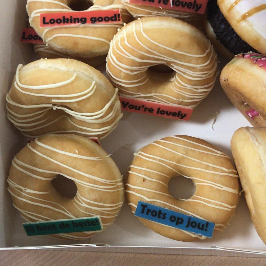 #Nationalecomplimentendag. Werd het team zomaar verrast met een doos vol heerlijke donuts waar complimenten op staan. Maar van wie hebben wij deze heerlijke traktatie gekregen? Gulle gever, heel erg bedankt voor dit ontzettend lekkere en leuke gebaar!!! Wij hebben er van genoten!