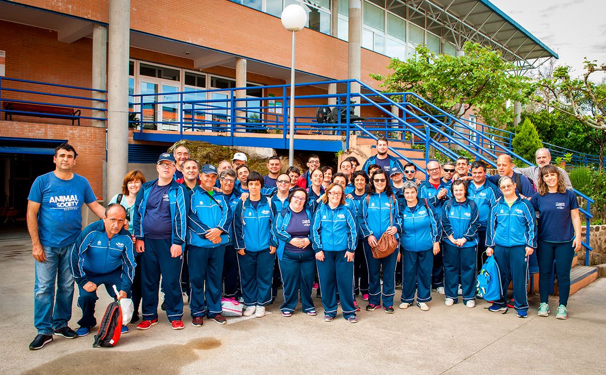 FedExFutbol's tweet photo. #GALA_FEXF🌠 | La asociación @placeat recibirá el máximo galardón por el fomento del deporte entre personas con discapacidad intelectual. @csarsanchez71, @PaulaSerrano91 y #GregorioZazo recibirán las 🎖Insignias de Oro | Todos los premiados aquí 👉https://t.co/ZuymN2FwOG https://t.co/SV7kn0CCjM