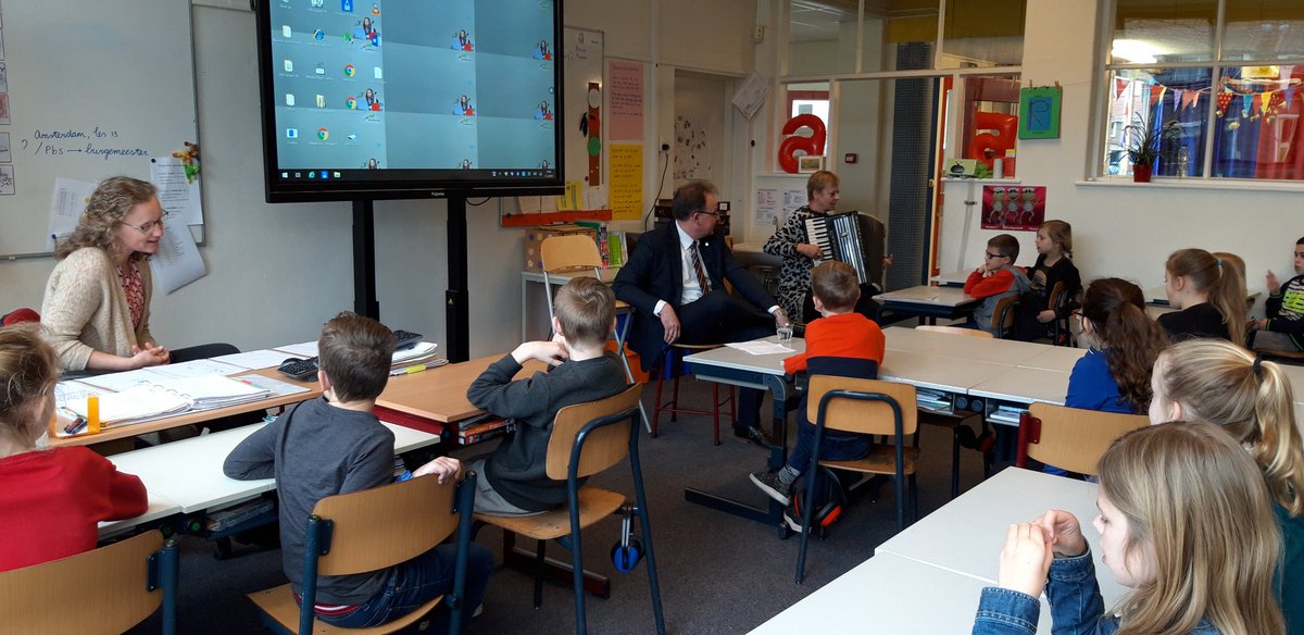 Vandaag burgemeester Bouman op bezoek gehad. Was erg geslaagd. De kinderen hadden veel vragen en de burgemeester <a href="/HaraldBouman/">Harald Bouman</a> reageerde daar erg leuk op.