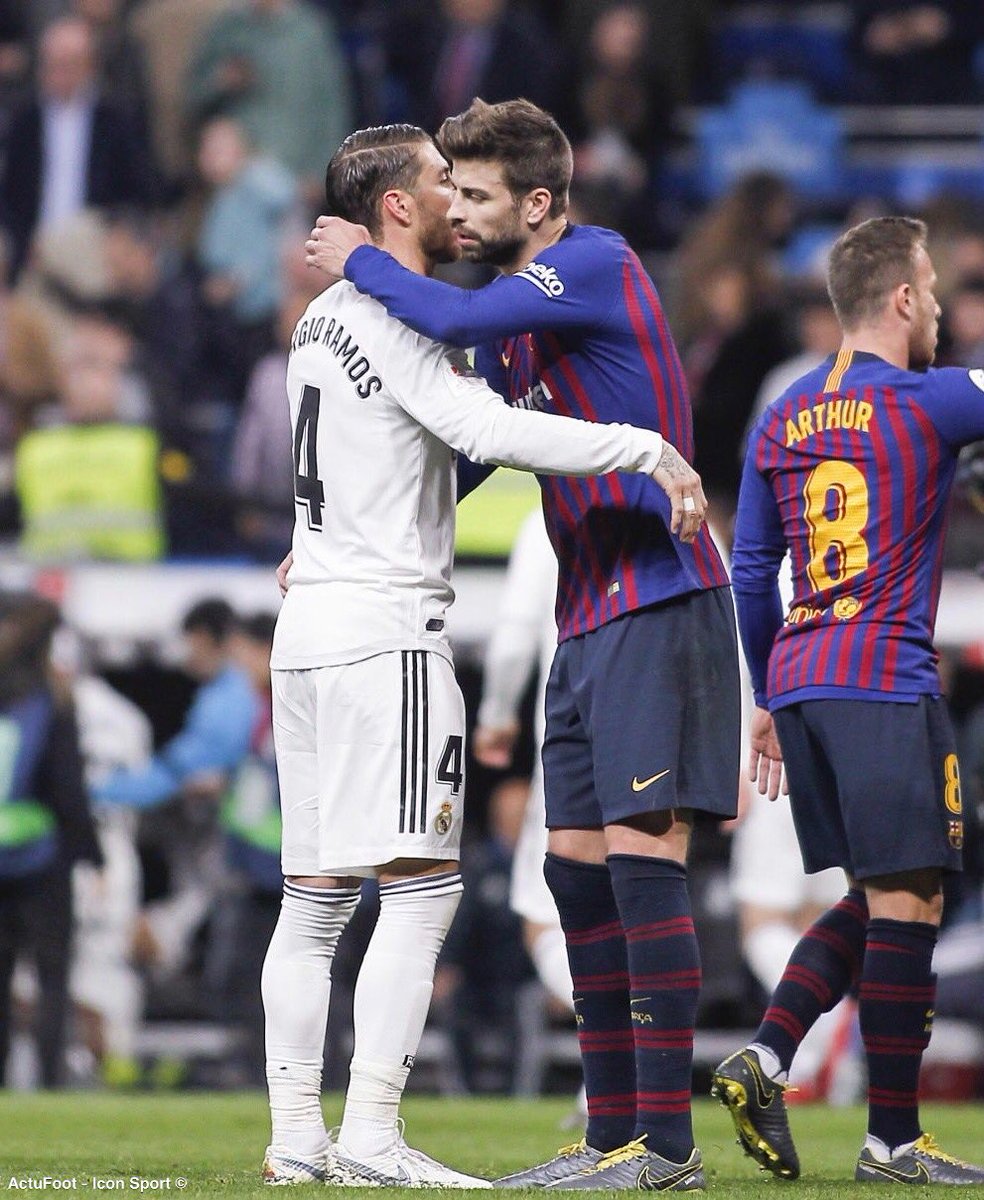 ActuFoot_'s tweet photo. Malgré la rivalité, le respect demeure présent. 🤝 https://t.co/ssRpnYirxW