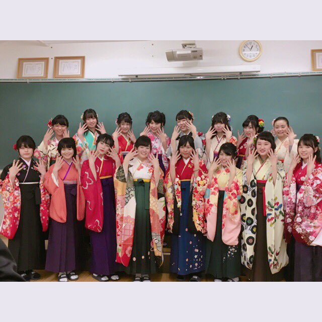 1103101923f's tweet photo. ㊗️畷 卒業🌸

ほんまに入ってよかったと思える学校生活やった！
部活も行事もやり切れたし最高でした()

4組はすごいもうすごかった
楽しさ満点やった💯
いつも泣くほど笑わせてくれてありがとう大好き

ハンド部はハンド部やからハンド部やった
部長してよかった大好き🥺❤︎❤︎ https://t.co/O2sLDugW1c
