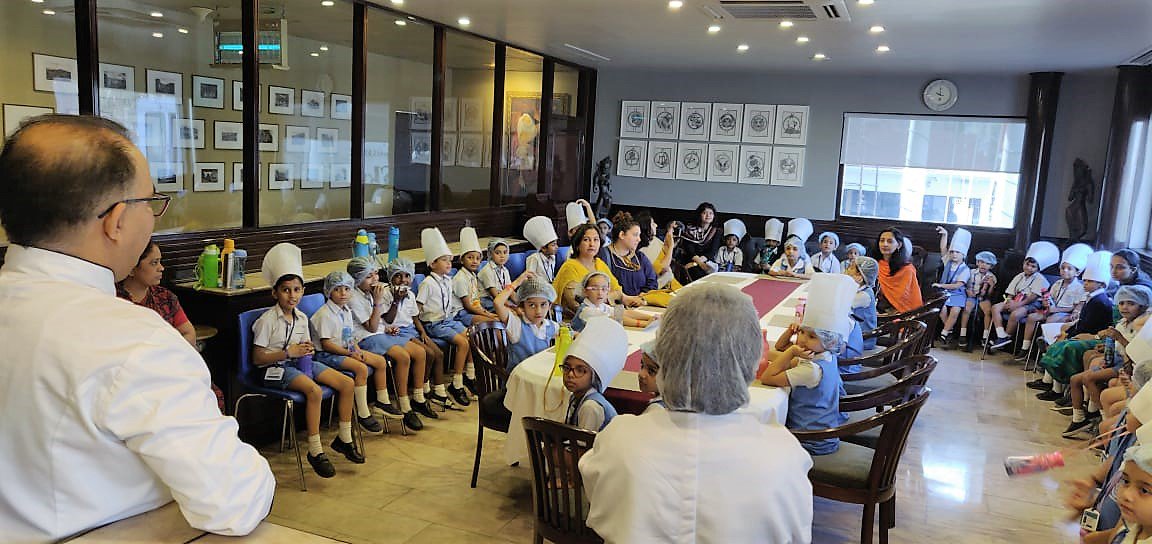 skychef756's tweet photo. #AmbassadorSkyChef #Mumbai conducted a food factory tour for 120 pre-primary school students to help them understand basic function of a #CentralKitchen. At the end, special snack boxes with goodies were distributed to each student
#AmbassadorSkyChefIndia #FulfillingDay https://t.co/YQeXkiv99V