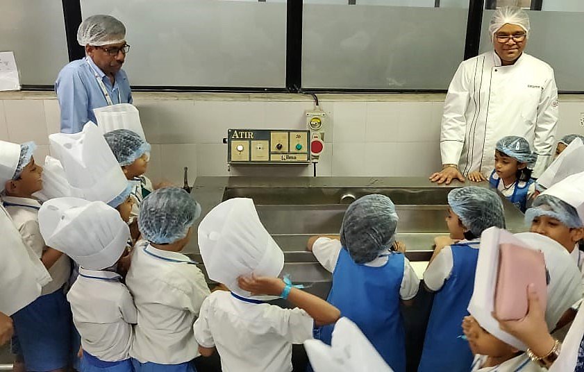 skychef756's tweet photo. #AmbassadorSkyChef #Mumbai conducted a food factory tour for 120 pre-primary school students to help them understand basic function of a #CentralKitchen. At the end, special snack boxes with goodies were distributed to each student
#AmbassadorSkyChefIndia #FulfillingDay https://t.co/YQeXkiv99V