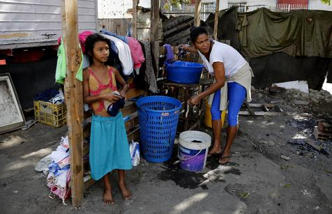InformadorVeraz's tweet photo. La lucha diaria por proveerse de alimentos empuja a los venezolanos a vender o cambiar ropa o electrodomésticos o seguir hurgando en los basureros porque los sueldos no alcanzan. Una Encuesta revela que el 89% de las familias no tienen suficientes ingresos para comprar alimentos https://t.co/rkLTcU0Rgp
