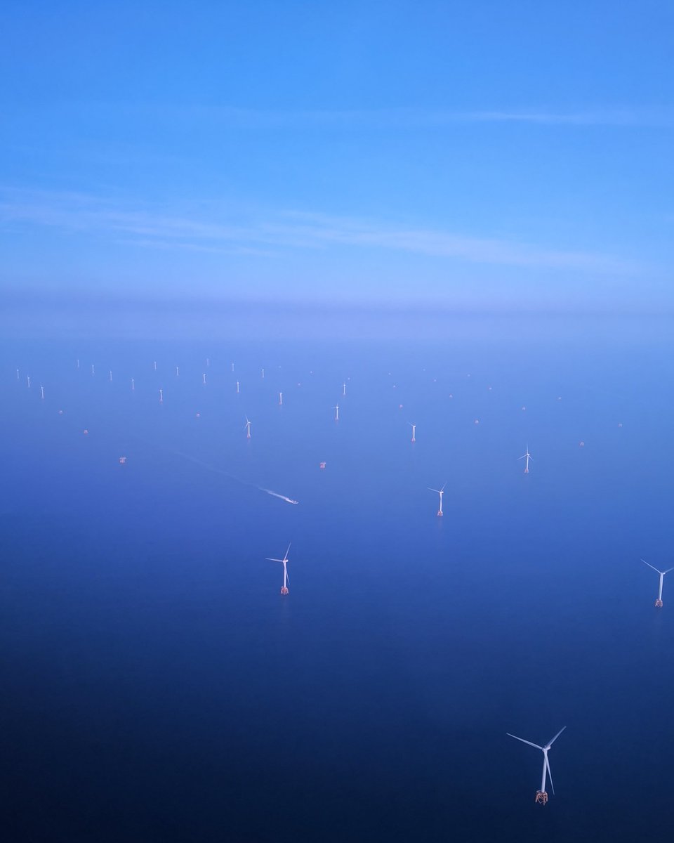 RJShields95's tweet photo. @beatricewind seen from flight BE7661 on Wednesday while heading home👌✈️#offshorewind #northsea #morayfirth #beatricewindfarm #buildingbeatrice #BOWL #nofilter https://t.co/RggYXZdZWa