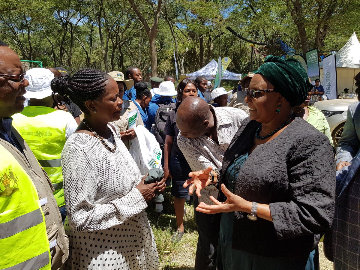 ZtaUpdates's tweet photo. Hon P Mupfumira chats with ZTA Acting Chief Executive Mrs Rita Likukuma during #CleapUpFriday.
#MyEnvironmentMyPride #MyEnvironmentMyHome 
#SustainableTourism 
#LakeChivero https://t.co/5mJkbEZRlo