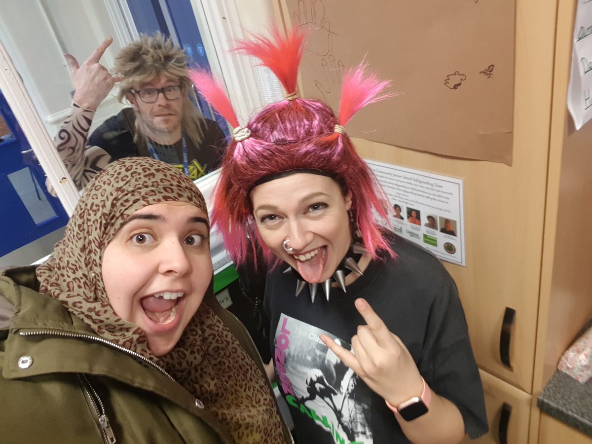 IconicRing's tweet photo. RT @H21Mayat: My favourite photobomb to date! 🎵🎶🥁🎸🎸🎸🎤🎧🎛🎚🎙 @MissTeach30 @ajsharp77 @TTRockStars @peartreejunior #photobomb #pinkhairdontcare #punkrock #sorockandroll #inspiringmaths #mathsfun #whatarockledge https://t.co/4ngZdyIAeu