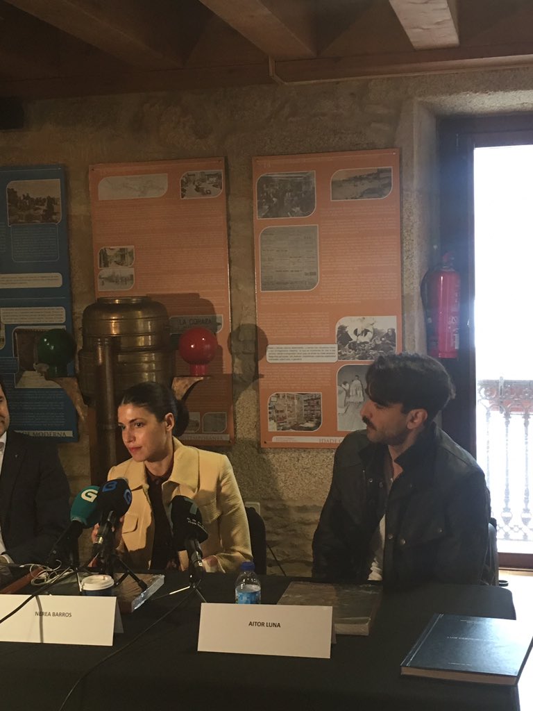 Mariolasf1's tweet photo. Presentando no @concelloriveira a película sobre o naufraxio do Santa Isabel, o noso particular Titanic, coa historia das súas heroínas, auténticas galegas nun marco único: Sálvora https://t.co/uXEcaDDVKc