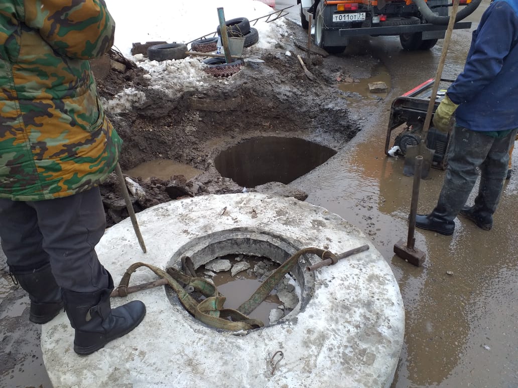 mupkomvenev's tweet photo. Ремонт водопроводного колодца по ул Революционная https://t.co/YFswKIju7t