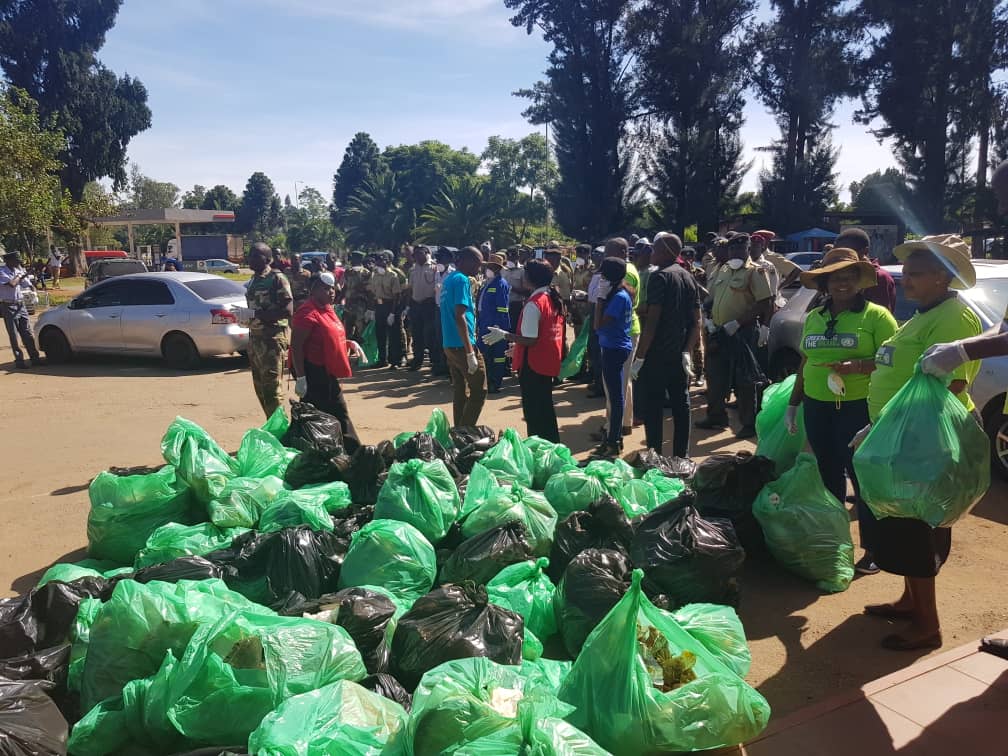 unvzimbabwe's tweet photo. UNVs @unvzimbabwe joined other Partners in #CleanupFridays in line with the National Clean-Up Campaign/initiative led by the President of Zimbabwe @UNDPZimbabwe @UNZimbabwe https://t.co/FVZL44yJ5d
