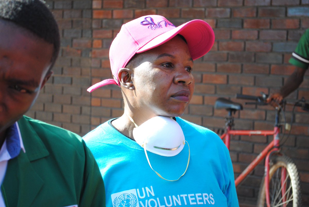 unvzimbabwe's tweet photo. UNVs @unvzimbabwe who were part of the clean up this morning cleaning at Ashbrittle shopping centre. #CleanUpFridays https://t.co/QKZv0SPj2e