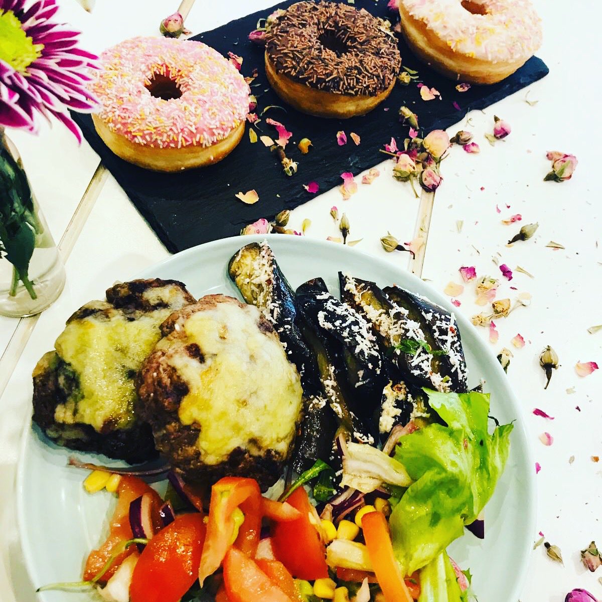toatealondon's tweet photo. Who feels like a yummy lunch from To a Tea London?? #lunch #burger #fresh #madeinhouse #salads #choices #doghnuts #yummy #delicious #tasty #toatea #toatealondon #cityoflondon #farringdonstreet 💕💕💕💕💕💕💕💕 https://t.co/pvv230DRLN