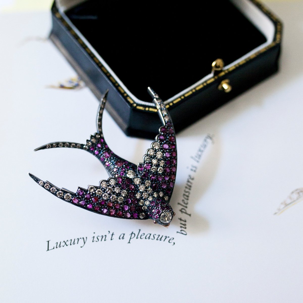 BARCENAJOYAS's tweet photo. "Más es más y menos es aburrido" Iris Apfel.
Broche en forma de golondrina, de finales del siglo XIX realizado en oro con brillantes y rubíes de #BARCENAJOYAS https://t.co/NZhegQsRsZ
