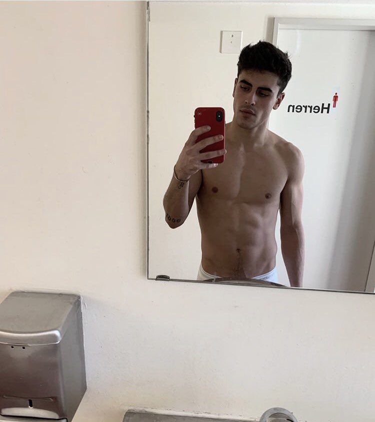 𝐥𝐞𝐭’𝐬 𝐤𝐢𝐬𝐬 𝐚𝐬 𝐟𝐫𝐢𝐞𝐧𝐝𝐬.