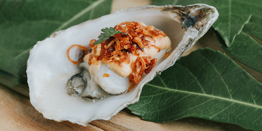 JaXaNaRestauran's tweet photo. ¡Ha llegado el Carnaval 🎉!
Al más puro estilo #StreetFood podrás disfrutar de medias raciones de nuestros platos más urbanitas:
- 🥢Ostras🥢
- 🥢 Yakitoris🥢
- 🥢 Gyozas🥢
- 🥢 Spring Rolls 🥢
- 🥢 Nigiris 🥢
- 🥢 Mejillones🥢
- 🥢 Zamburiñas🥢
#EatingAsia https://t.co/gWgRSzFSuM