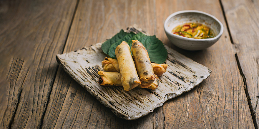 JaXaNaRestauran's tweet photo. ¡Ha llegado el Carnaval 🎉!
Al más puro estilo #StreetFood podrás disfrutar de medias raciones de nuestros platos más urbanitas:
- 🥢Ostras🥢
- 🥢 Yakitoris🥢
- 🥢 Gyozas🥢
- 🥢 Spring Rolls 🥢
- 🥢 Nigiris 🥢
- 🥢 Mejillones🥢
- 🥢 Zamburiñas🥢
#EatingAsia https://t.co/gWgRSzFSuM