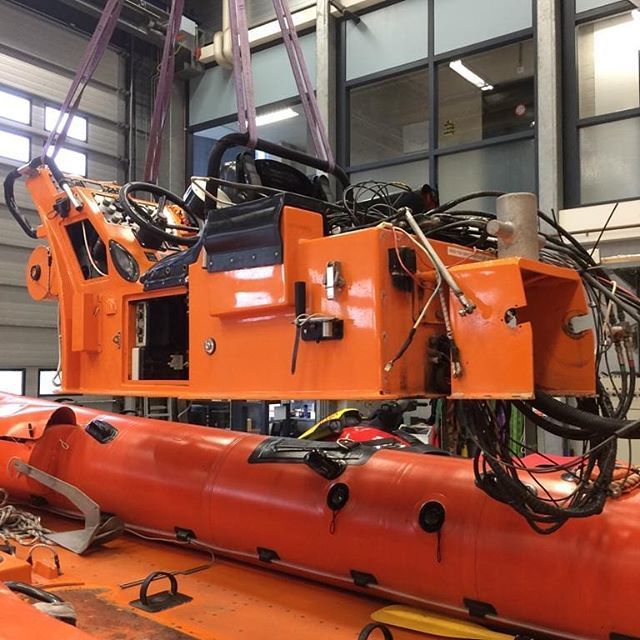 KNRMUrk's tweet photo. Onze #ribboot Marinus Cornelis krijgt een grote onderhoudsbeurt alles gaat eraf 👍 #ribboats #knrm #savinglifeatsea https://t.co/7BjL8EEvNC