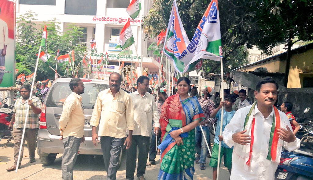 SunkaraPadmasri's tweet image. Participated in @INC_Andhra #PratyekaHodaBharosaYatra Tuni- East Godavari District #APDEMANDSJUSTICE #BjpCheatedAP #apdemandsspecialstatus 

@INCIndia @MahilaCongress @RahulGandhi @sushmitadevmp @keshavyadaviyc @srinivasiyc @AndhraPMC @KPadmaRani1 @AP_pyc @HasibaAmin @INCSandesh