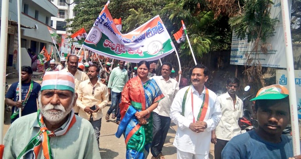 SunkaraPadmasri's tweet image. Participated in @INC_Andhra #PratyekaHodaBharosaYatra Tuni- East Godavari District #APDEMANDSJUSTICE #BjpCheatedAP #apdemandsspecialstatus 

@INCIndia @MahilaCongress @RahulGandhi @sushmitadevmp @keshavyadaviyc @srinivasiyc @AndhraPMC @KPadmaRani1 @AP_pyc @HasibaAmin @INCSandesh