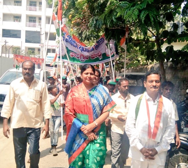 SunkaraPadmasri's tweet image. Participated in @INC_Andhra #PratyekaHodaBharosaYatra Tuni- East Godavari District #APDEMANDSJUSTICE #BjpCheatedAP #apdemandsspecialstatus 

@INCIndia @MahilaCongress @RahulGandhi @sushmitadevmp @keshavyadaviyc @srinivasiyc @AndhraPMC @KPadmaRani1 @AP_pyc @HasibaAmin @INCSandesh