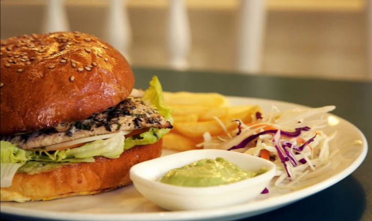 ExplorersFood's tweet image. Café Monza known as “Little Italy of Kharghar”. The ambience is inspired by F1 racing and serves great continental food.
#Mumbai #F1 #indianfoodbloggers #Food #fun #foodgasm #continentalfood #pasta #chicken #pizza #monza #navimumbai