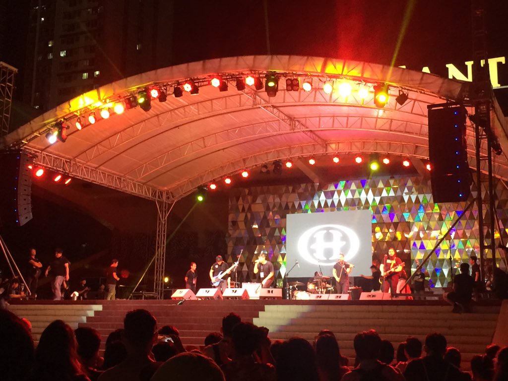 ustcasc's tweet photo. HALE from the crowd’s view. Everyone’s hyped to jam! It’s not too late to join the fun, UST! #PINT19 #DissolvingRealities 💛 https://t.co/uuVolXlpgb