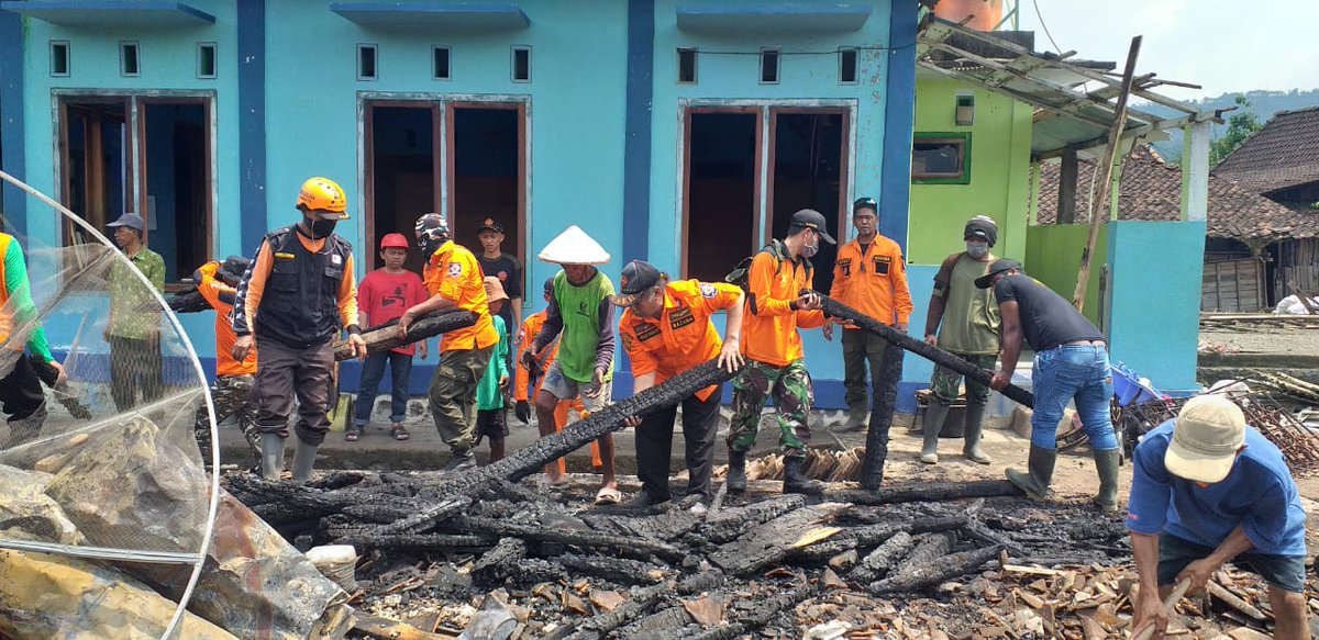 Gotongroyong bersih-bersih lokasi pasca bencana kebakaran di Taruman - Singorojo - Kendal. 21 rumah ludes terbakar dan 1 mushola. 
#BaganaKendal
#Semangattt