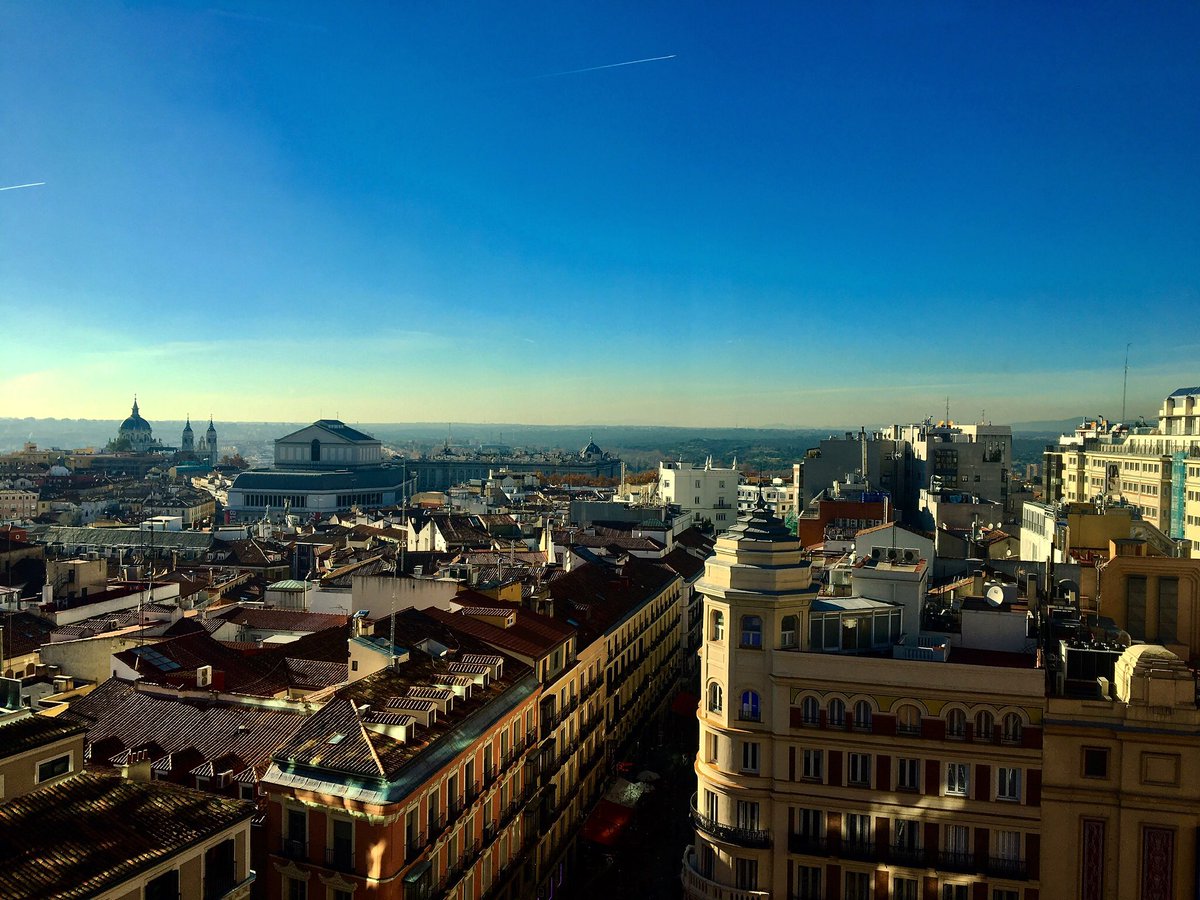 Muito amor por esse inverno de céu azul e temperatura amena em #Madrid 💙