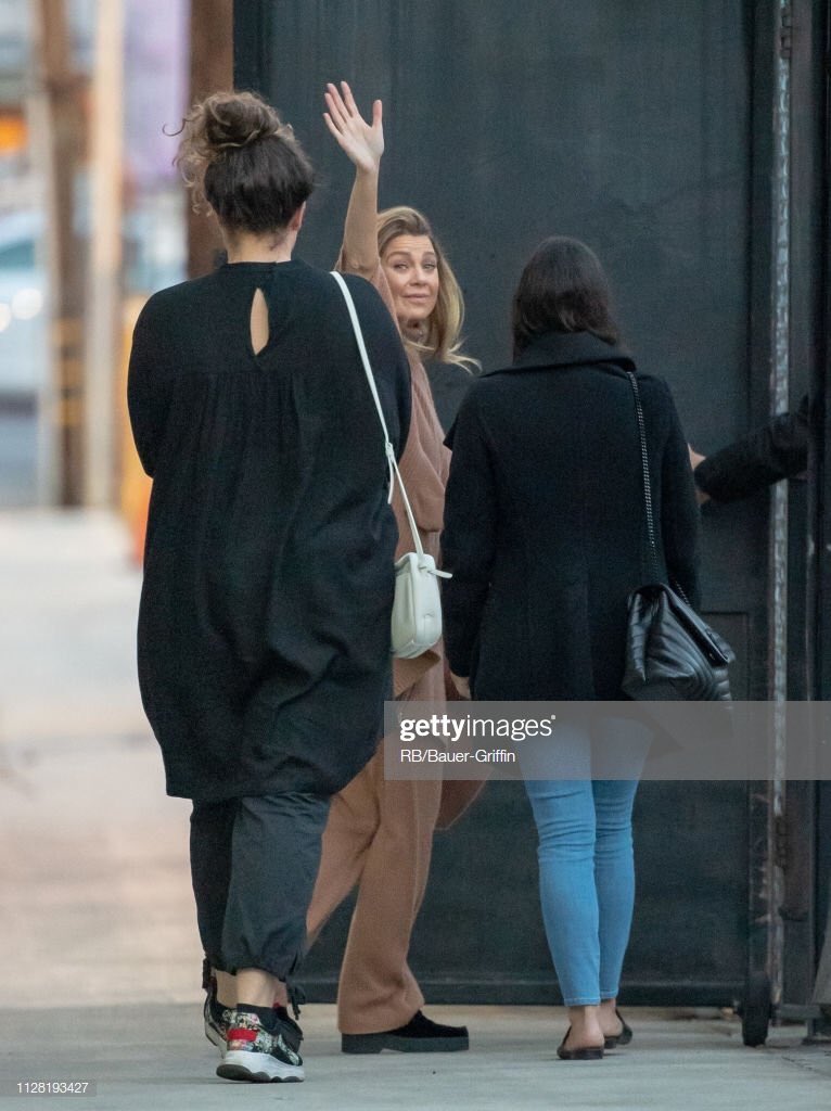 ellenpomps's tweet photo. 📸| Ellen Pompeo chegando aos studios para gravação  do programa Jimmy Kimmel Live que foi ao ar ontem à noite nos Estados Unidos. https://t.co/Yt8vZaKINh