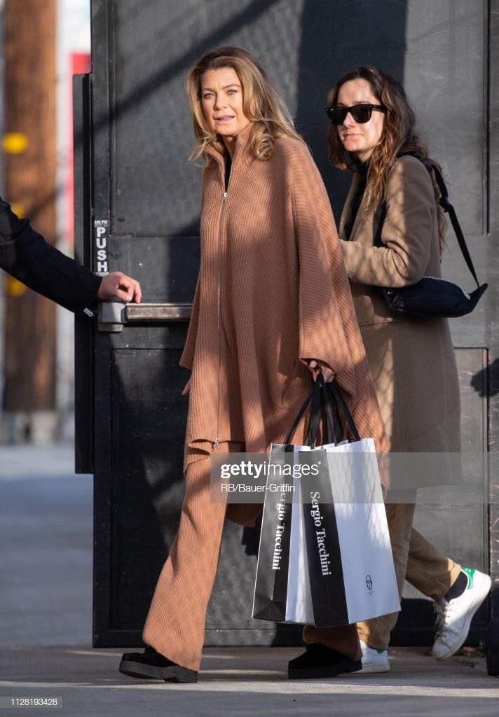ellenpomps's tweet photo. 📸| Ellen Pompeo chegando aos studios para gravação  do programa Jimmy Kimmel Live que foi ao ar ontem à noite nos Estados Unidos. https://t.co/Yt8vZaKINh
