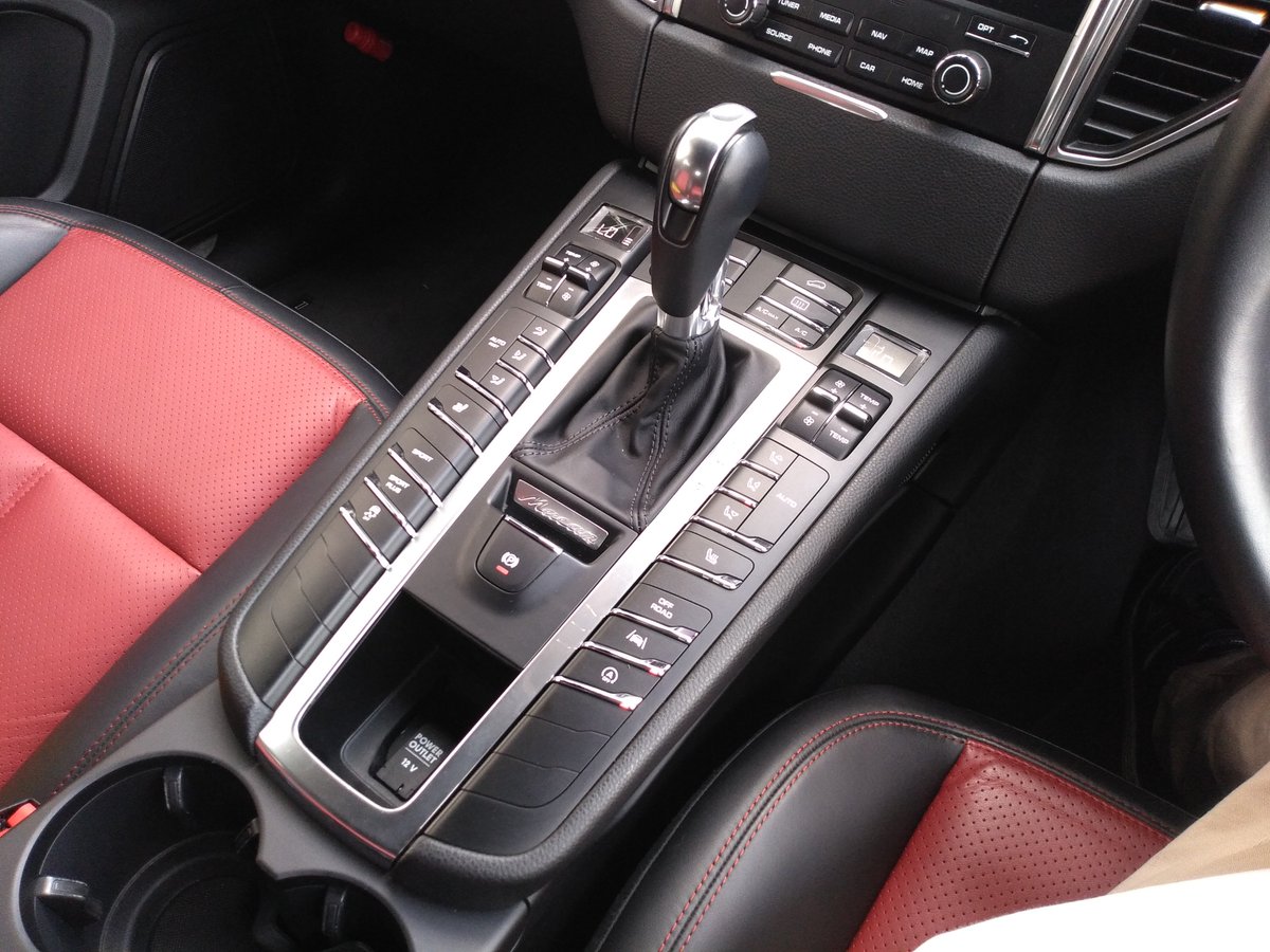 グローバルオートレンタカー マカンsはセンターコンソールにスイッチが多数存在します こちらでエアコンからシートヒーター アイドリングストップoff スポーツモードにオフロードモード レーンキープの有無を操作する事が可能です グローバルオート