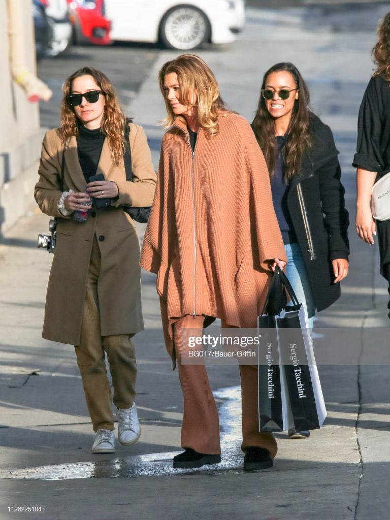 ellenpomps's tweet photo. 📸| Ellen Pompeo chegando aos studios para gravação  do programa Jimmy Kimmel Live que foi ao ar ontem à noite nos Estados Unidos. https://t.co/vvlyha08QK