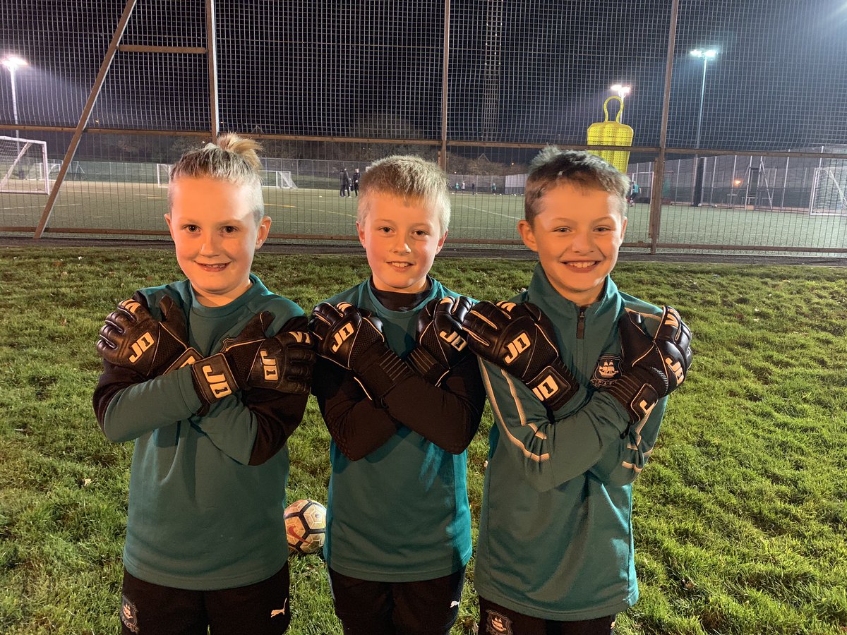 More training tonight for these 3 💪 each one loving their new V1 blackout gloves 🔥🔥🧤🧤⚽️⚽️ Roo U8’s, Ty and Tom U9’s 🔥🔥 @GlovesJd1 @GKUnion @glove_gloves @PAFCAcademy #goalkeepers #mates #plymouthargyleacademy #greenarmy #goalkeeperglove #goalie #TeamJd1