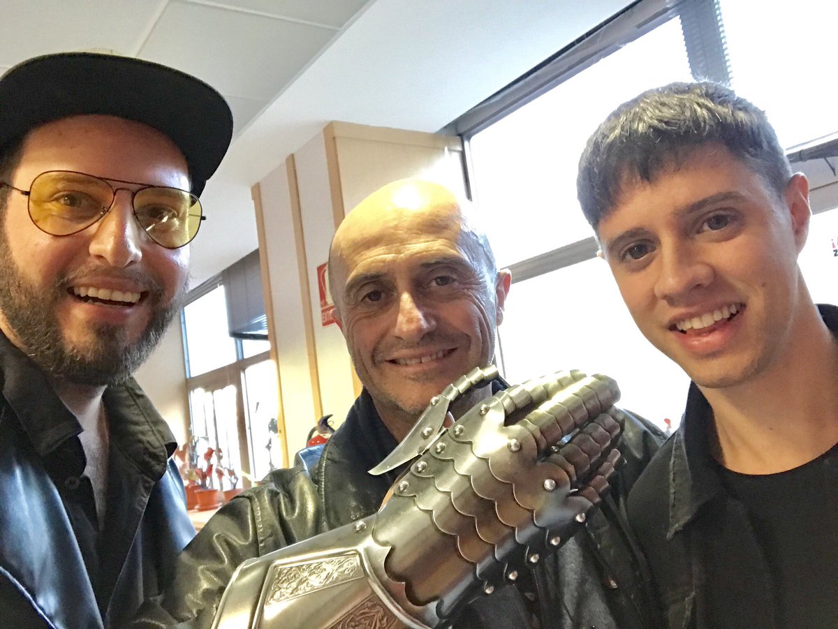 No se nos ocurre nada más bonito que la foto que nos sacamos esta mañana con @PepeViyuelactor (un encanto, por cierto) para comentar lo siguiente:

SOLAMENTE QUEDAN 11 ENTRADAS para el concierto de mañana y están aquí 👇🏻👇🏻👇🏻
mutick.com/events/vibra-m…