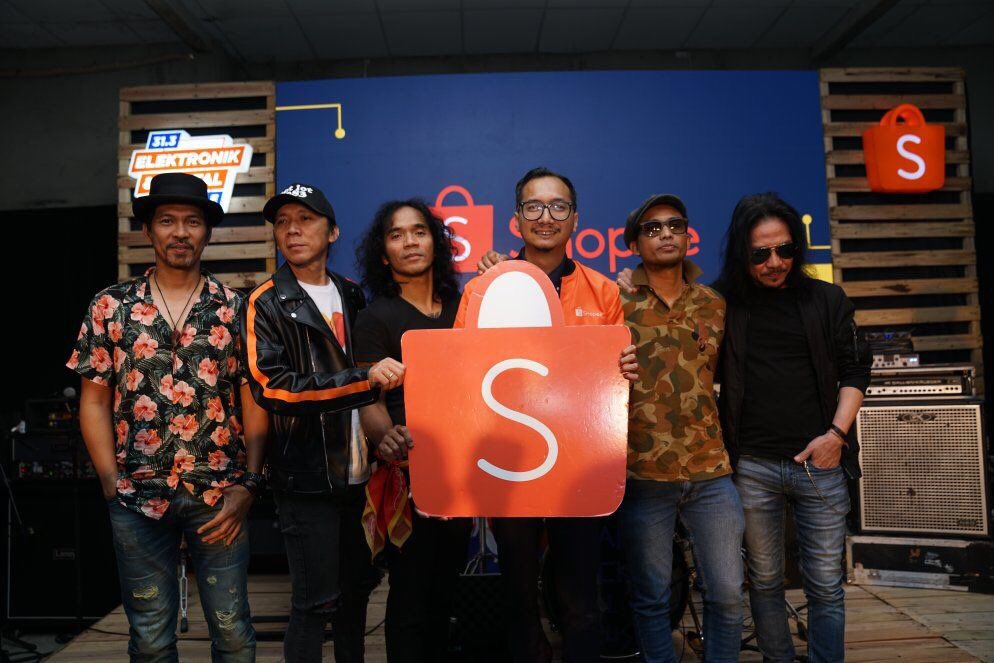 ShopeeID's tweet photo. Ini dia keseruan Shopee Nongkrong Bareng Slank! Bersamaan dengan dimulainya campaign "31.3 Elektronik &amp; Digital Sale" tanggal 1-31 Maret, Shopee Indonesia dengan bangga mengumumkan kerjasama dengan band legendaris, @slankdotcom sebagai Brand Ambassador! #ShopeeID #ShopeeSlank https://t.co/MJE4sk1wrj