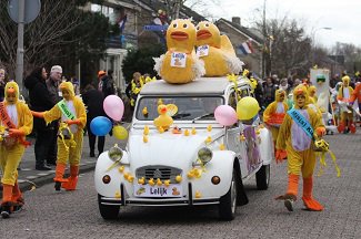 Fijne Carnaval! #praalwagen #limousine #2CV #eendenrally
