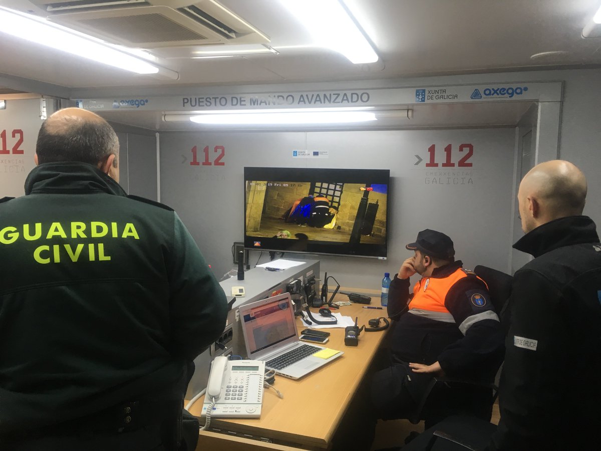 112Galicia's tweet photo. Nun evento con moito público como o #XovesDeComadres do #EntroidodeVerin cómpre controlar o aforo e manter despexadas as saídas de emerxencia. Estas son as principais misións da #AXEGA no @concelloverin en coordinación co operativo local de seguridade. https://t.co/R2pIQh1LXl