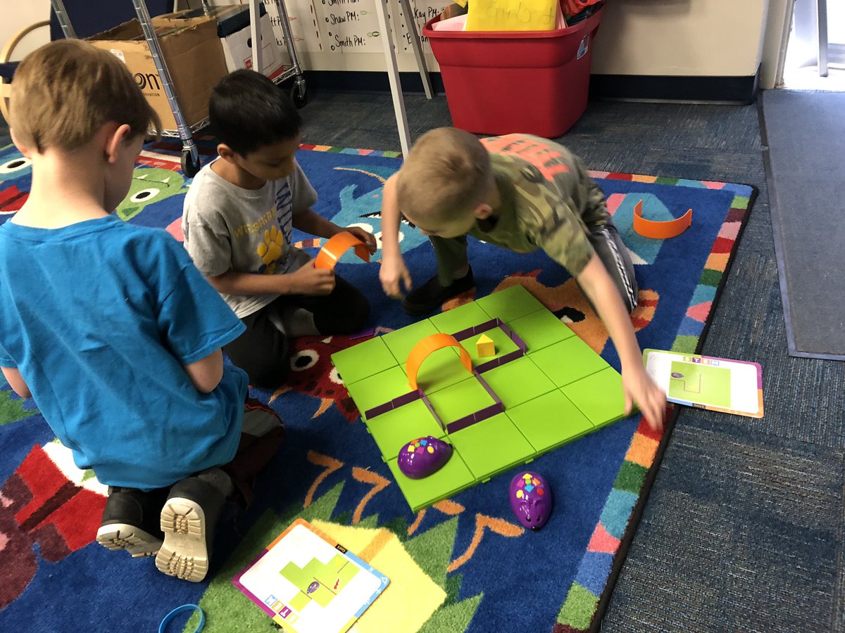 KieraE_TX's tweet photo. The #HEBThinkTank spent the morning with some AWESOME @hebisd kids at Wilshire Elementary!!! #WLEMakerMania #MakerMania https://t.co/rpJyxmP3eo